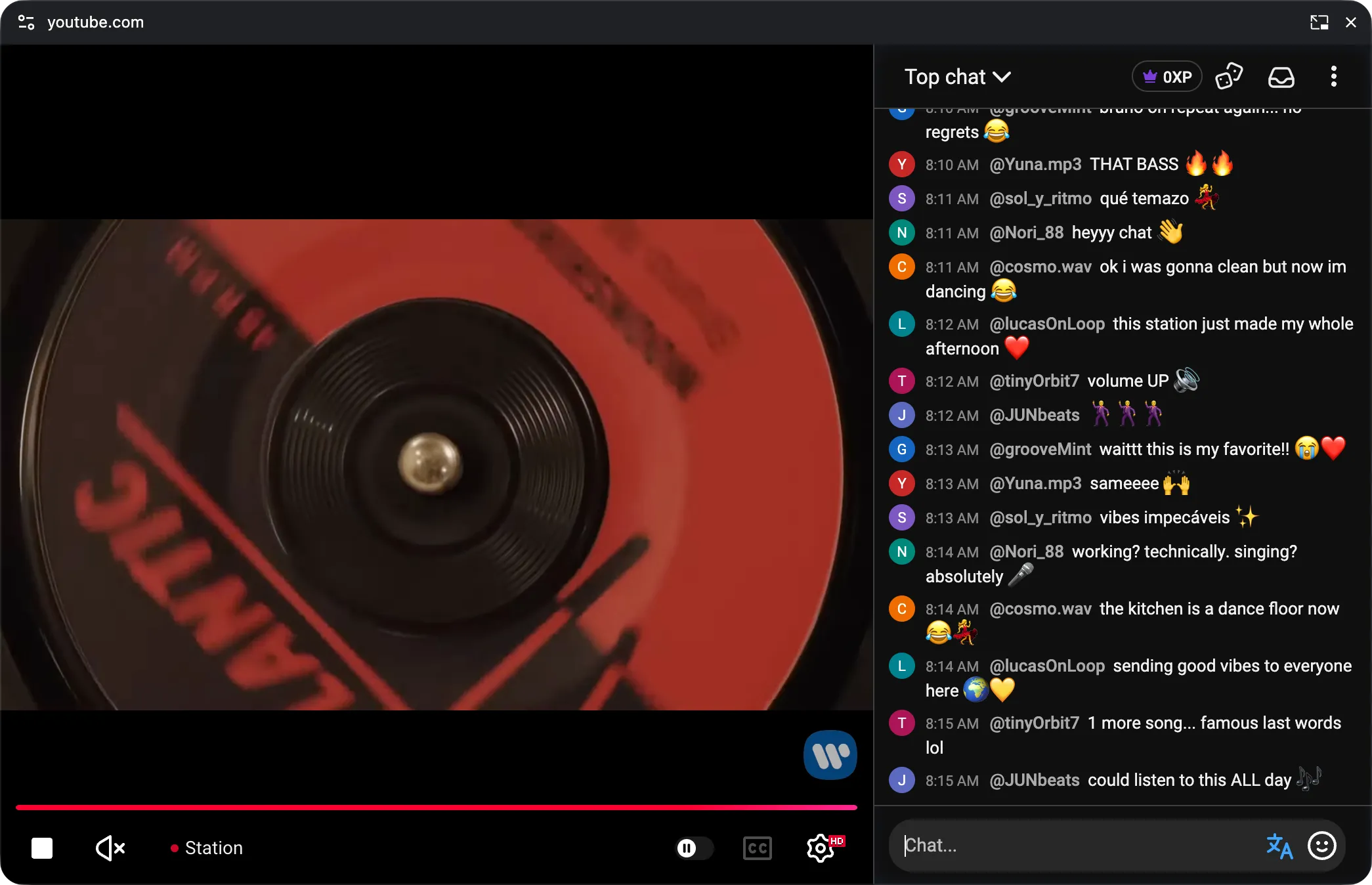 Una finestra picture-in-picture ampia con il video e una chat dal vivo inventata affiancati.